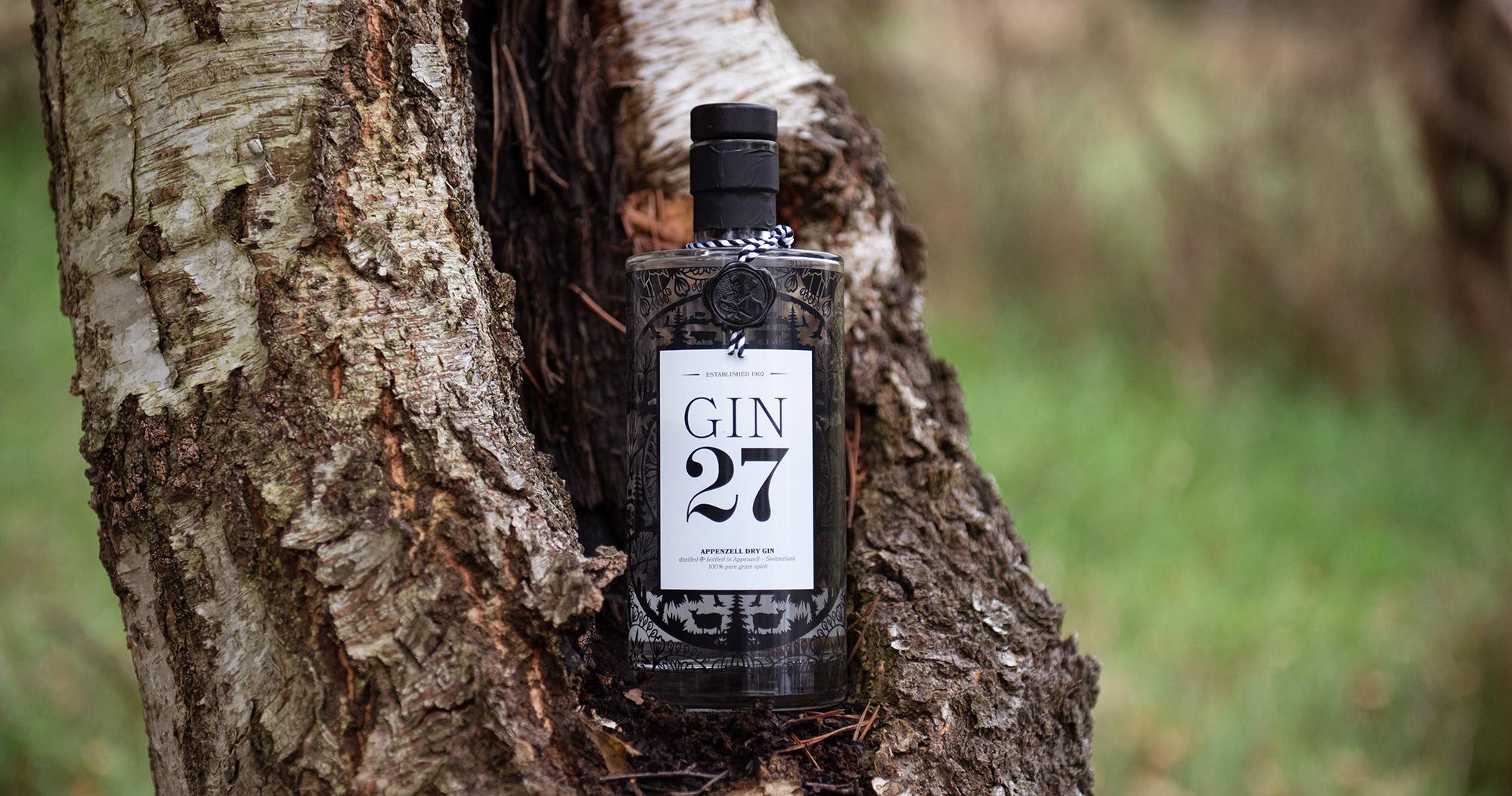 Appenzeller Gin 27 - der einzigartige Schweizer Gin mit ausgewählten Botanicals aus den Alpen. Entdecke den intensiven und unverwechselbaren Geschmack des Appenzeller Gins und lass dich von seinem Aroma verzaubern. Bestelle jetzt online und genieße das Alpen-Flair in deinem Glas!