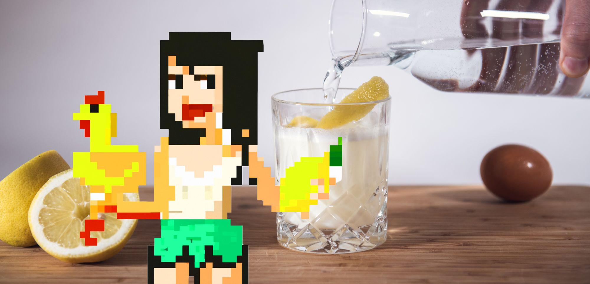 Glas mit Gin Fizz, Zitronenscheibe und Eiswürfeln auf Holztisch - der perfekte Gin Fizz".