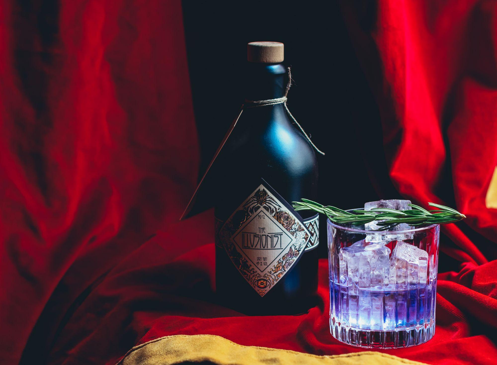 Entdecke den faszinierenden The Illusionist Dry Gin aus Bayern - mit tiefblauer Farbe und unvergleichlichem Geschmack