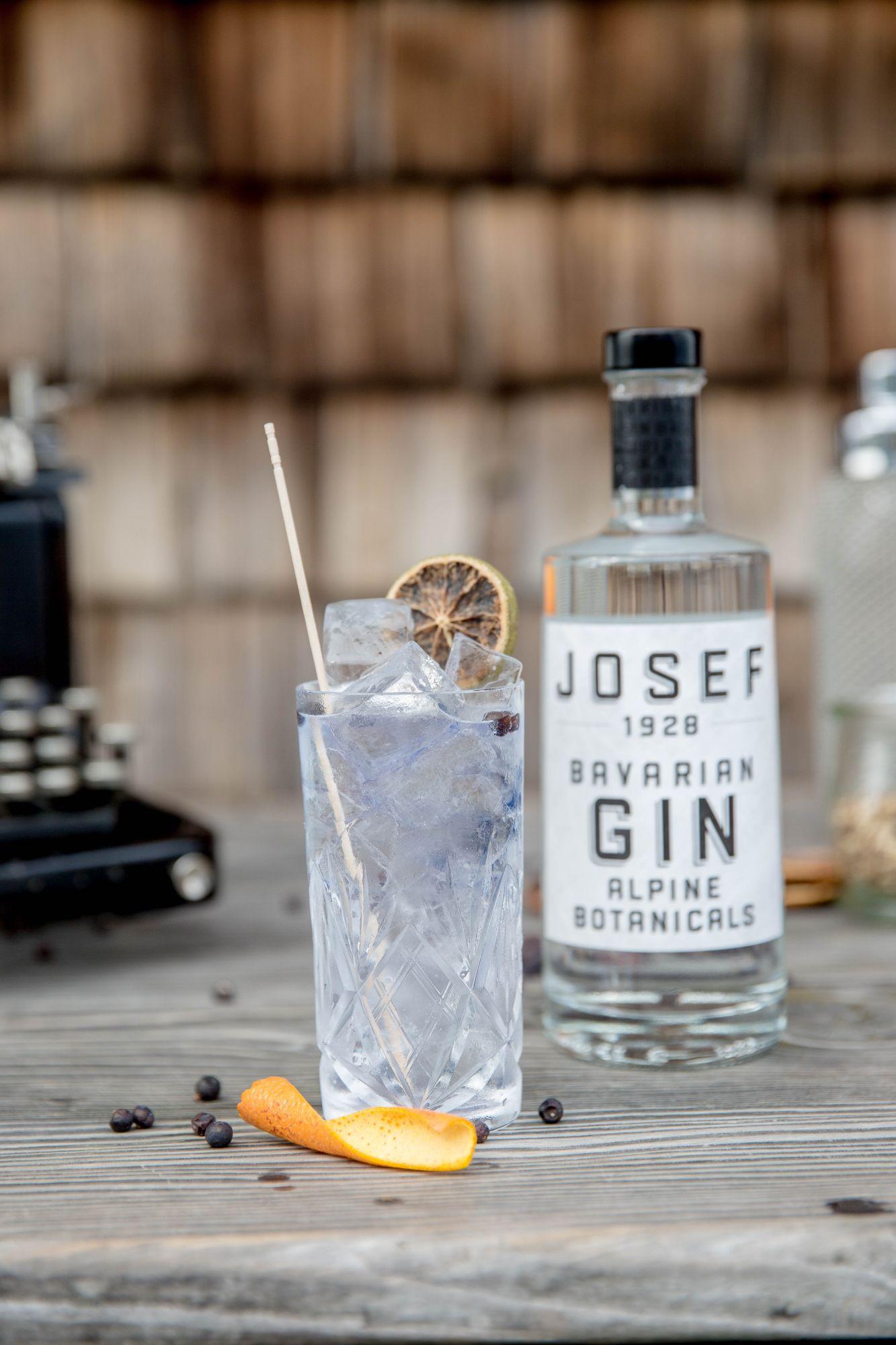 Erlebe den einzigartigen Geschmack des Lantenhammer Josef Bavarian Alpine Botanicals Gins aus Bayern - perfekt für Gin Tonic und andere Cocktails!