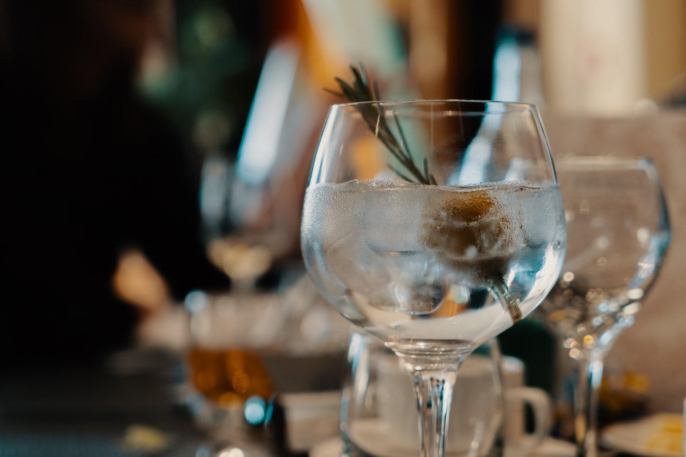 Erlebe den eiskalten Genuss des Siegfried Rheinland Dry Gin mit seiner klaren und kraftvollen Geschmacksnote. Ideal für einen erfrischenden Gin-Tonic an heißen Sommertagen.