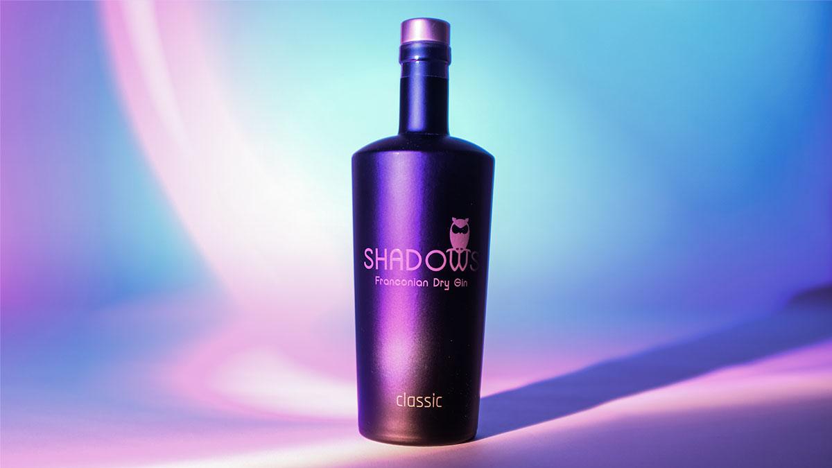 Entdecke den SHADOWS Franconian Dry Gin - Wacholderbetont und blumig mit 19 Botanicals
