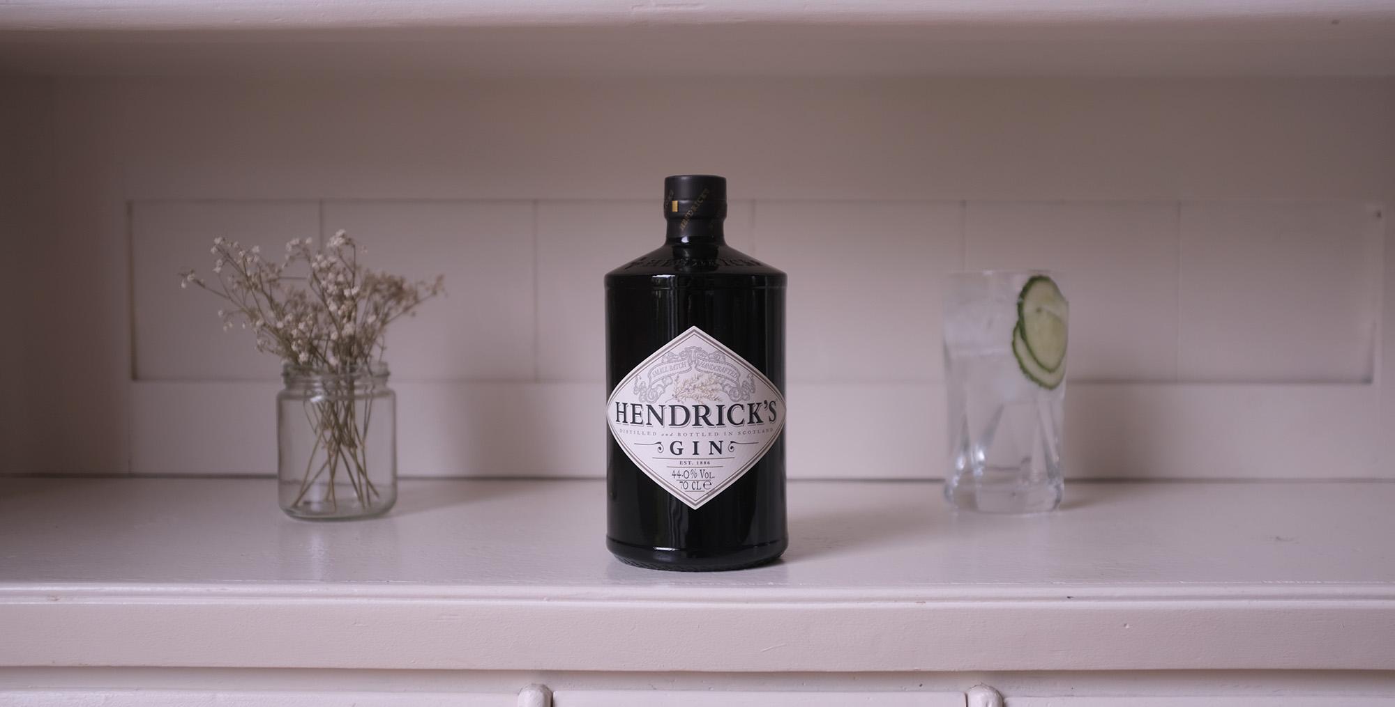 ntdecke den einzigartigen Geschmack von Hendricks Gin - handgefertigt aus erlesenen Botanicals und mit einem Alkoholgehalt von 44%. Perfekt für besondere Anlässe oder einen entspannten Abend mit Freunden.