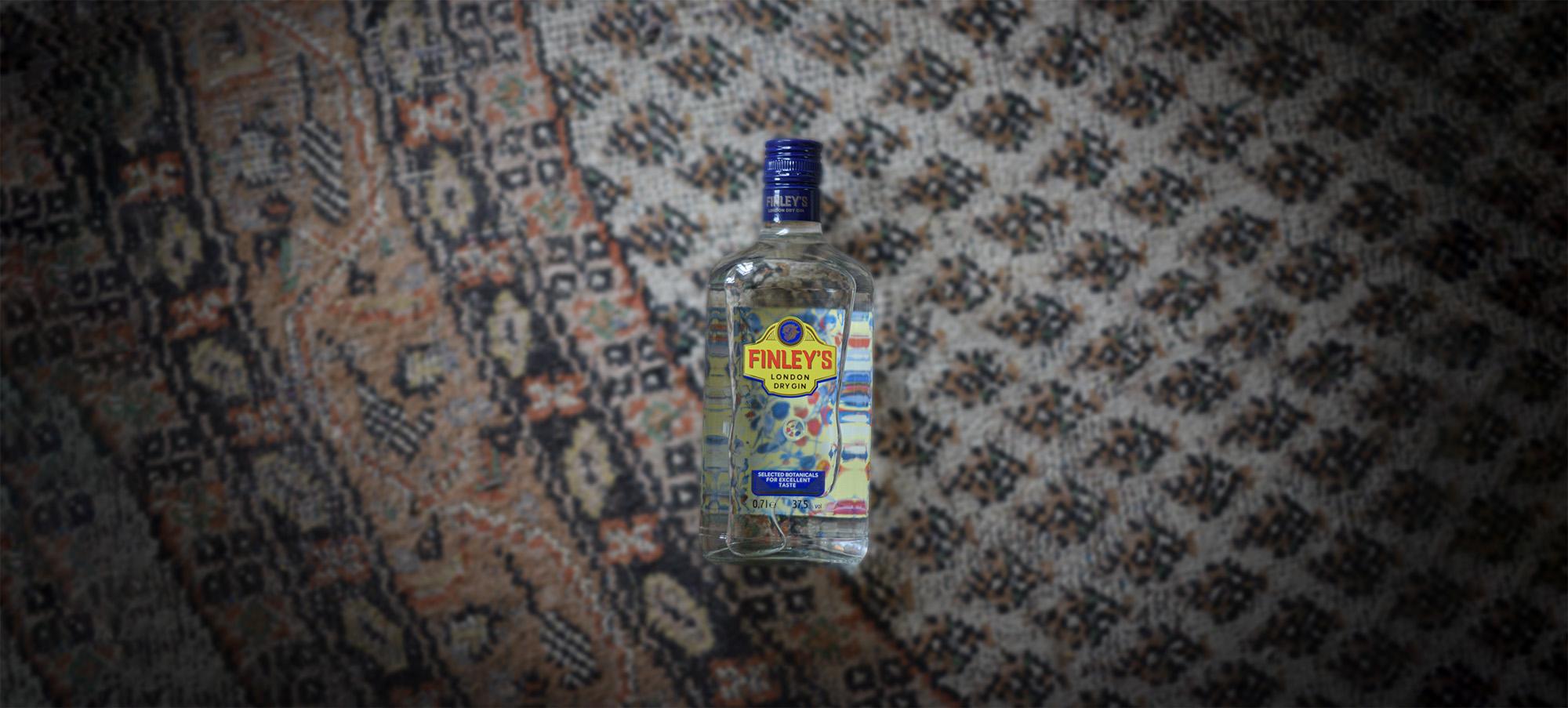 Cooler Gin Hero Shot des Finley London Dry Gins, die Hingucker Flasche präsentiert in stylischer Bar-Atmosphäre