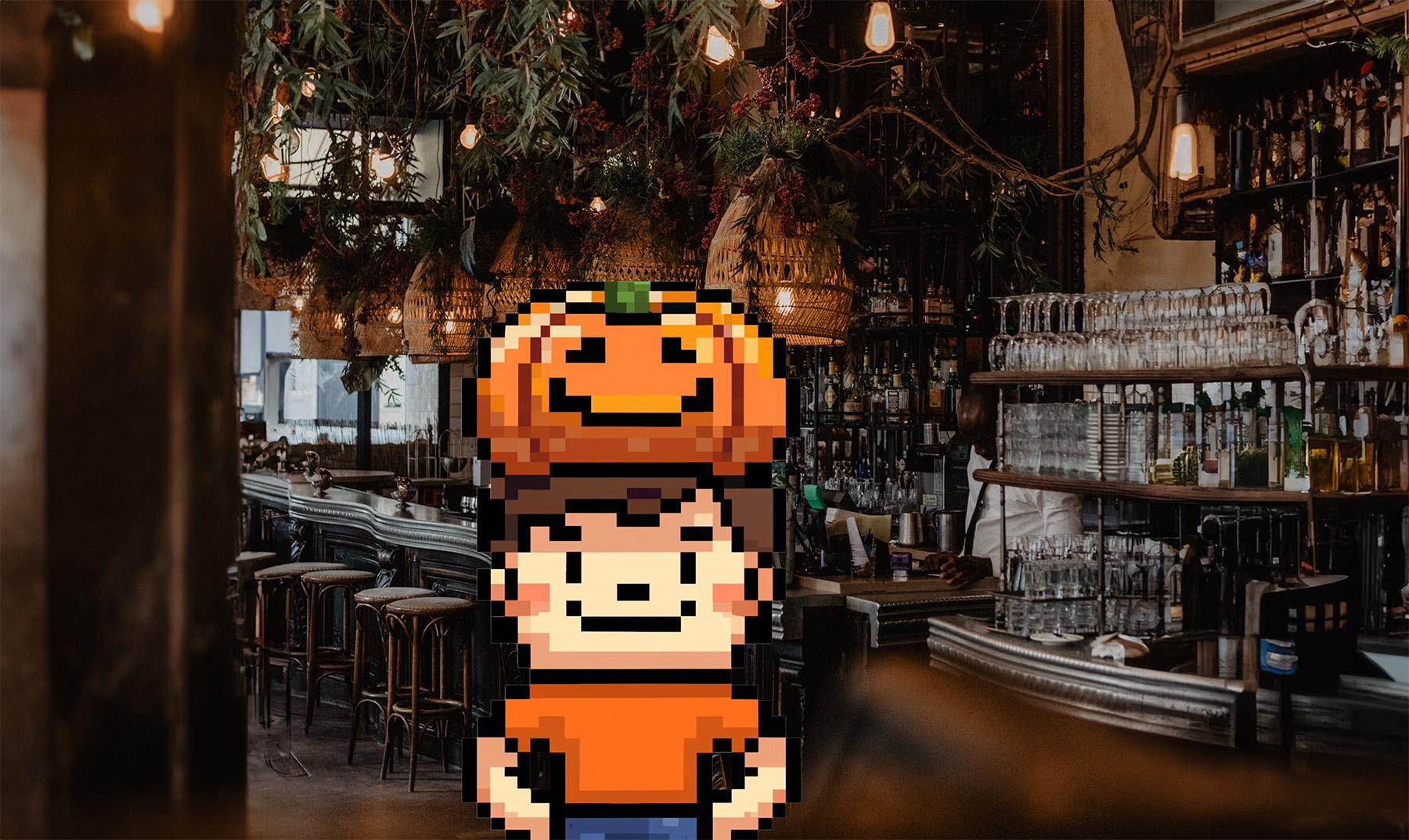 Foto einer Auswahl an herbstlichen Gins neben herbstlichen Dekorelementen wie bunten Herbstblättern und Eicheln, stimmungsvoll präsentiert auf einer rustikalen Holzoberfläche.